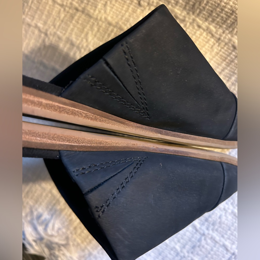 TOMS Women's Classic Black Mules Sz 8. With hidden stretch side insert for flex. - Picture 6 of 7